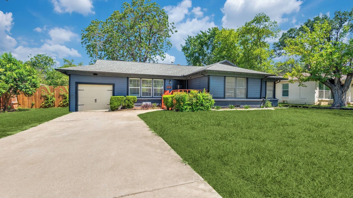 South Arlington House | Game Day Oasis Hot Tub I Pool table I Mini Golf