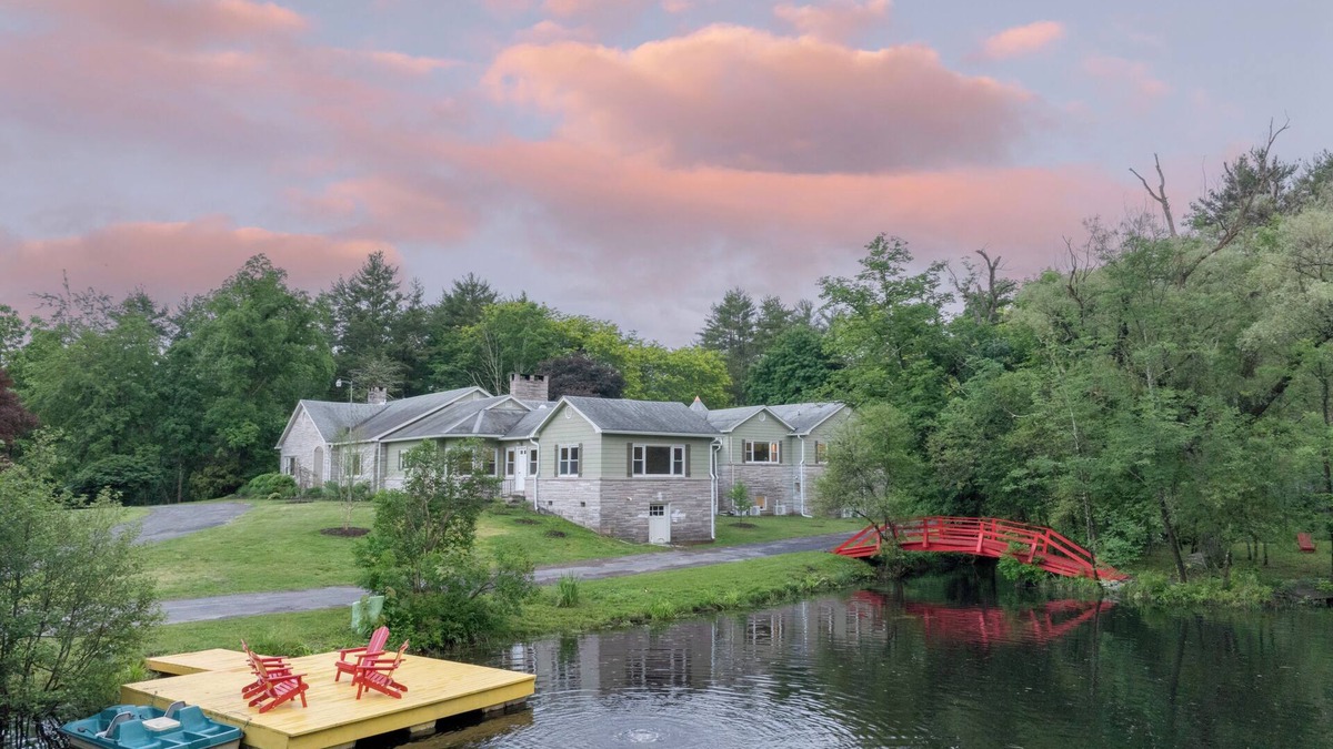 Palenville House | Game Farm Villa by AvantStay | 10BDR, Private Pond, Spa, Pool | Family-Friendly