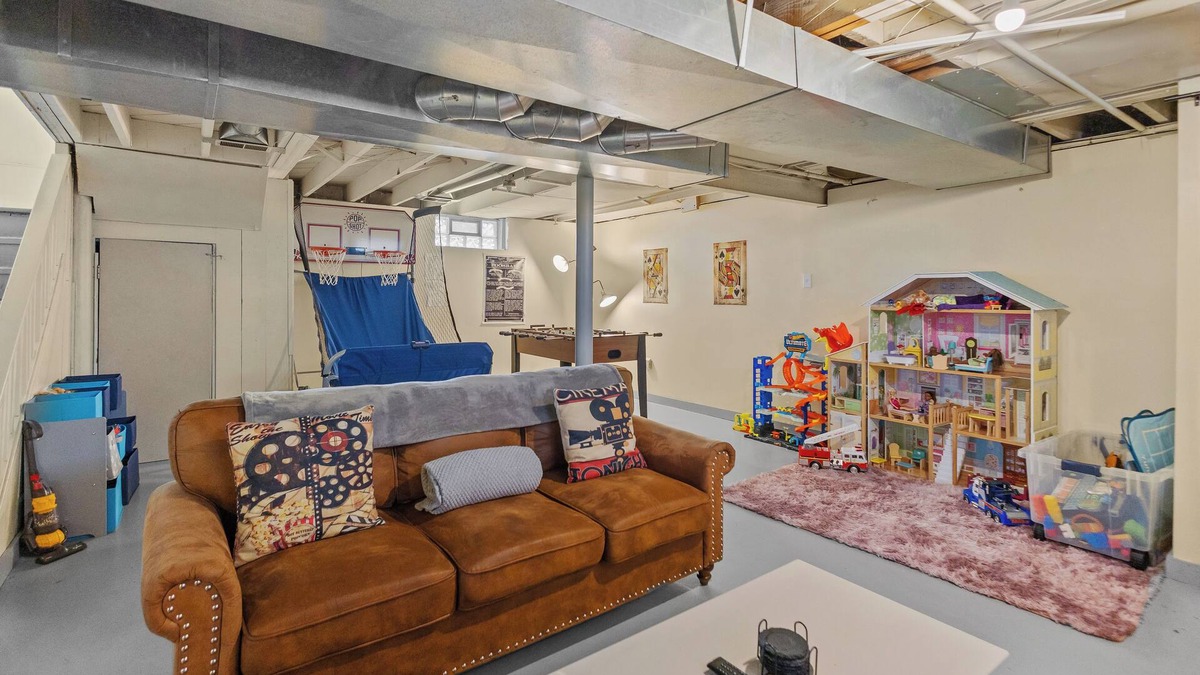 Drayton Plains House | Game House in Royal Oak w/Tiki Hut Dog Friendly!