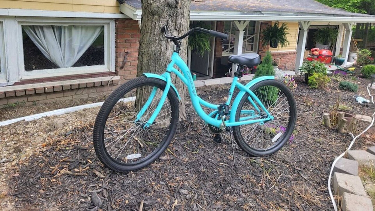 Oakwood Village House | Game house in the woods, come bike the metropark!