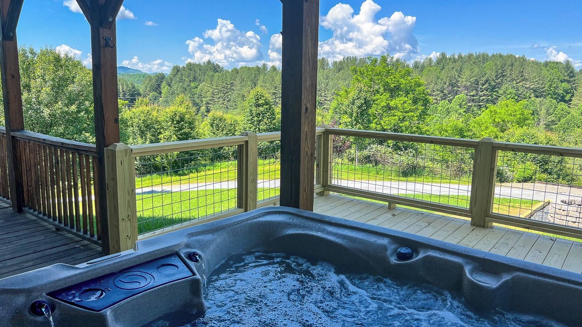 Piney Creek Cabin | Game Nights Are Back - Smart TV, Games, & Cozy Spaces to Gather @ Logged Out