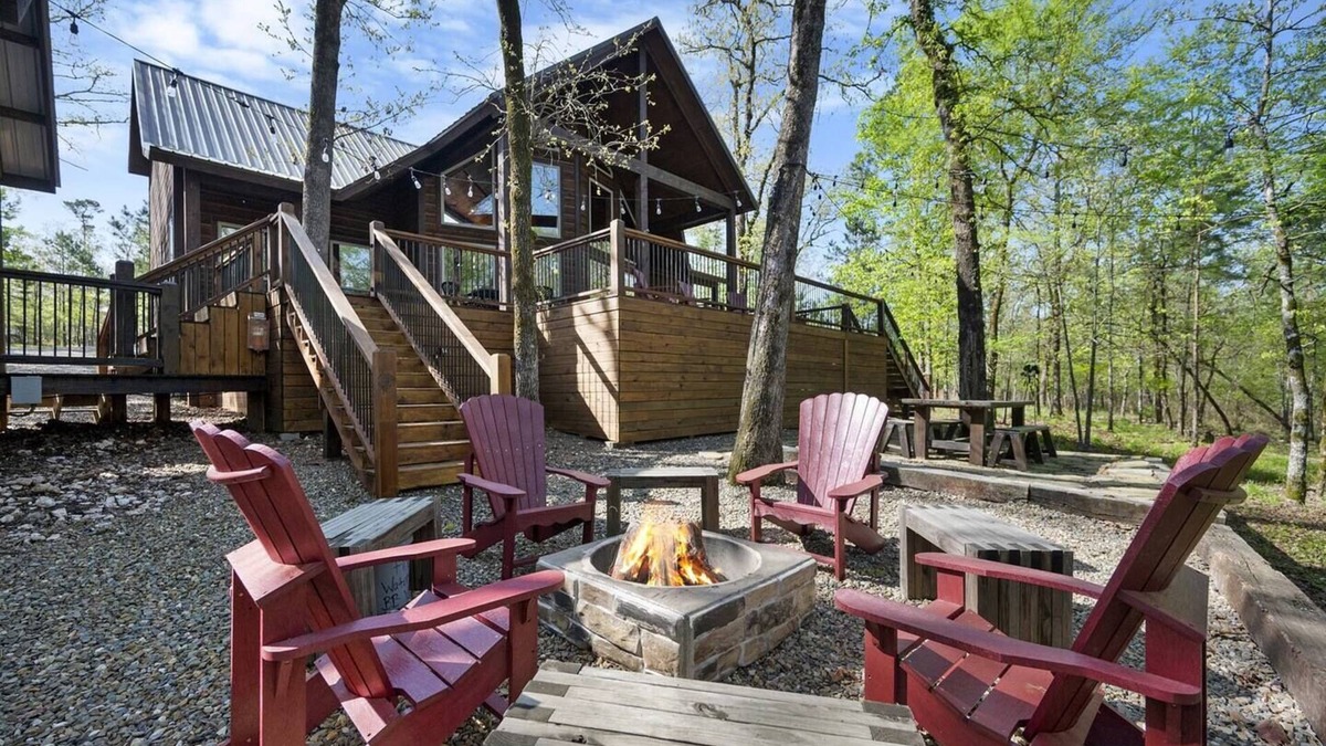 Hochatown Cabin | Game On! Pool Table, Play Set, & Horseshoes