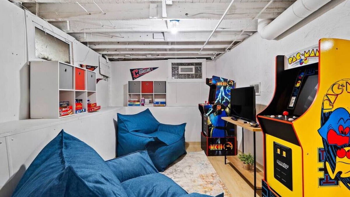 Detroit - Shoreway Apartment | Game Room! 7 Min To Downtown CLE!