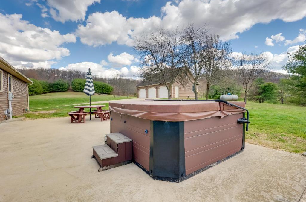 Hallsville House | Game Room and On-Site Pond Laurelville Retreat!