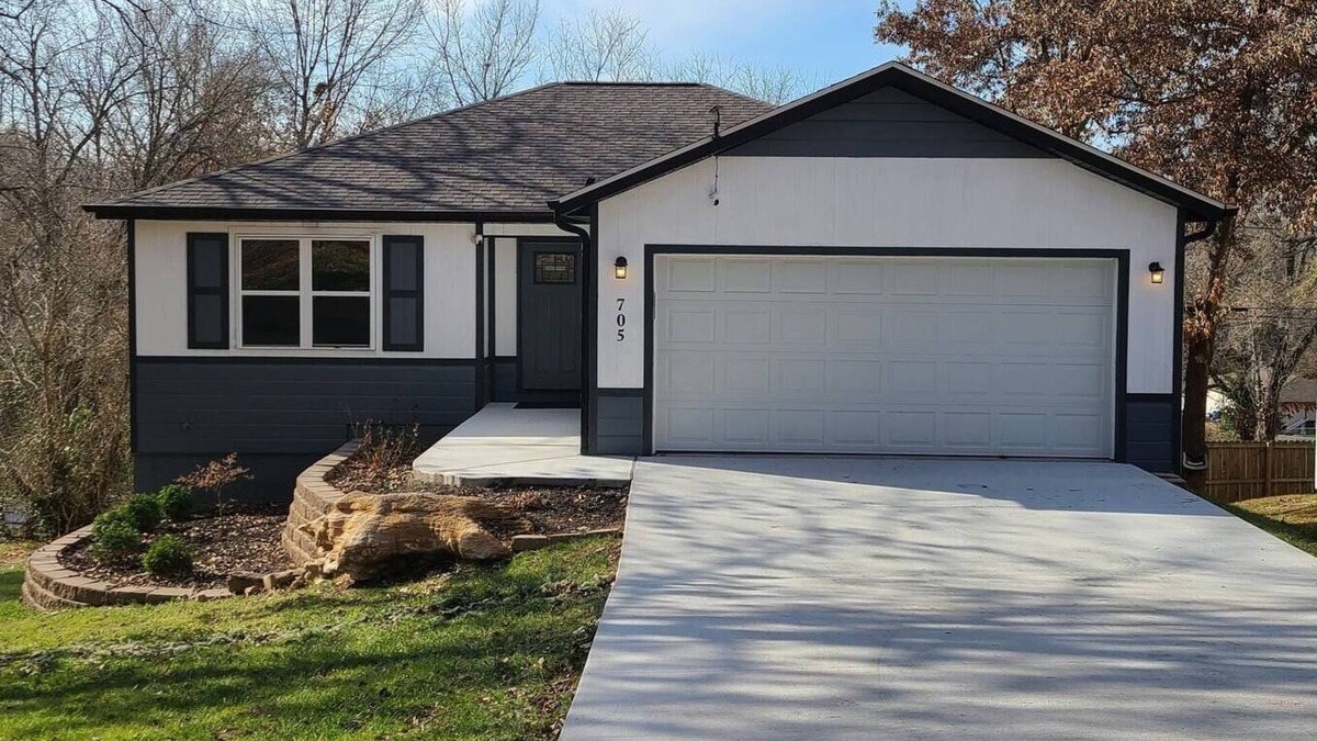 Ozark House | Game Room/Big TVs King Beds -4 Min to Finley Farms