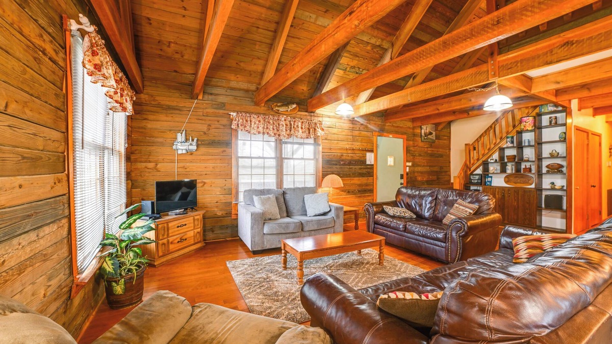 Springville Cabin | Game Room & Decks: Family Cabin in Springville!