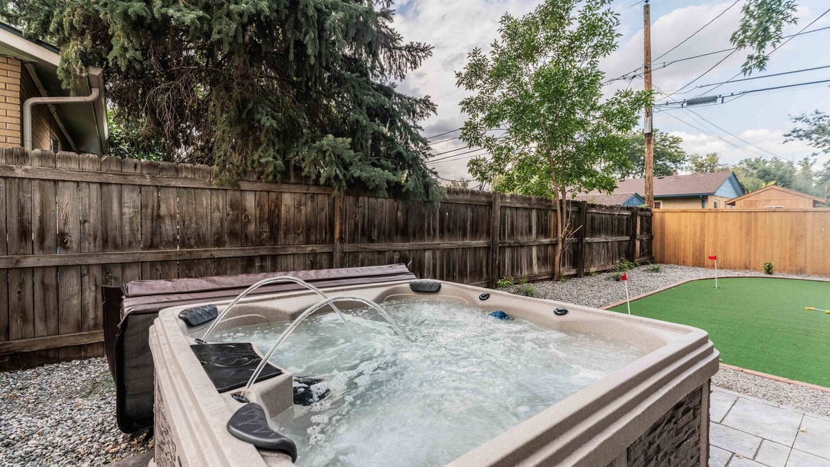 Alta Vista Area House | Game Room- Hot Tub- Sauna & Projector!