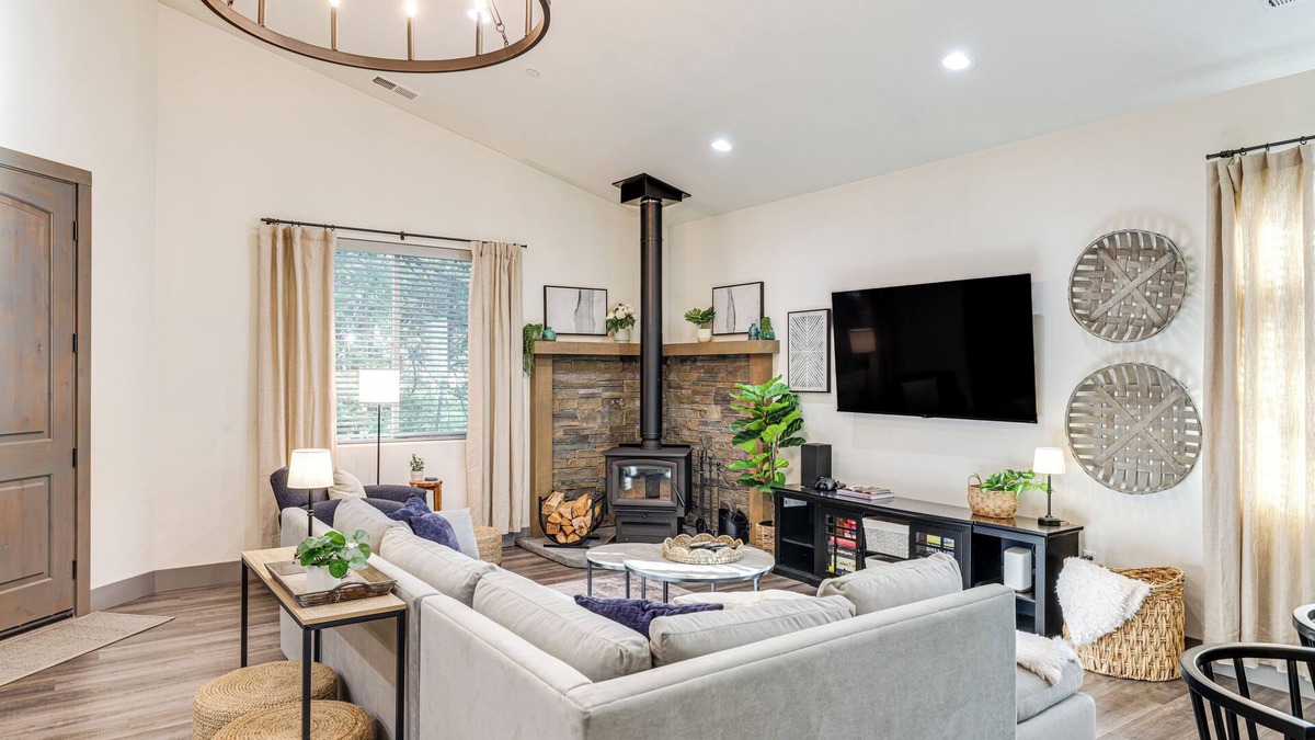 Mono Vista House | Game Room & Patio: Picturesque Home in Sonora