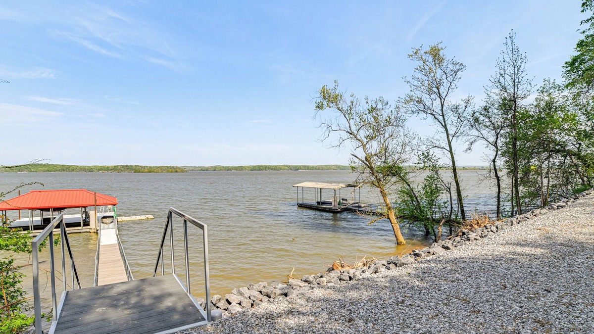 New Concord House | Game Room & Screened Porch: Kentucky Lake Retreat!