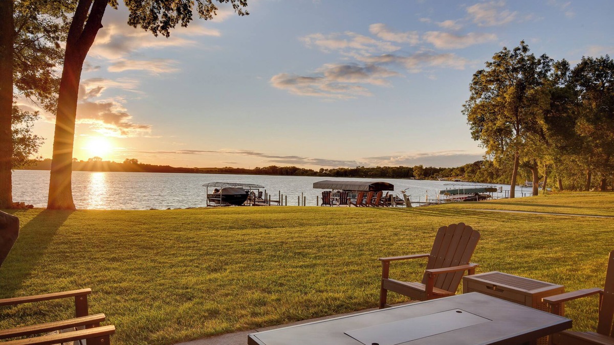 Lake Park House | Game Room + Views: Family Retreat on Silver Lake