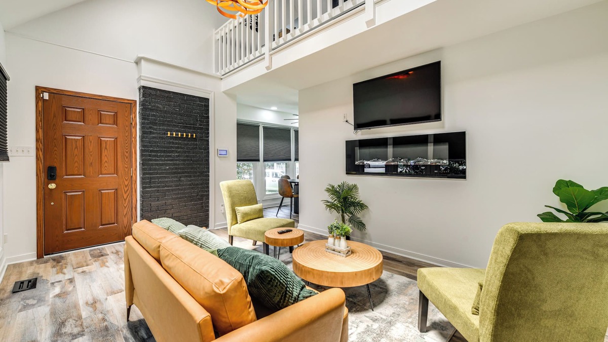 Bermuda House | Game Room + Yard: Updated House in Chester!
