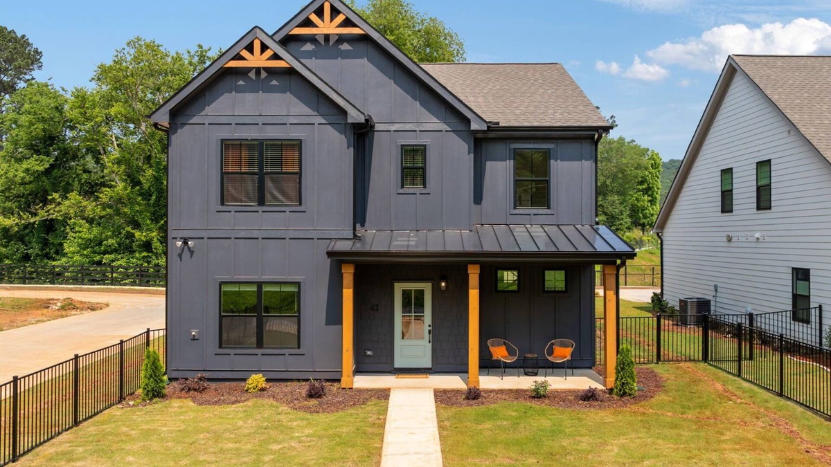 Emerson House | GameDaze - New 4/3.5 Bedroom House only 5 min to LakePoint - Sleeps 14