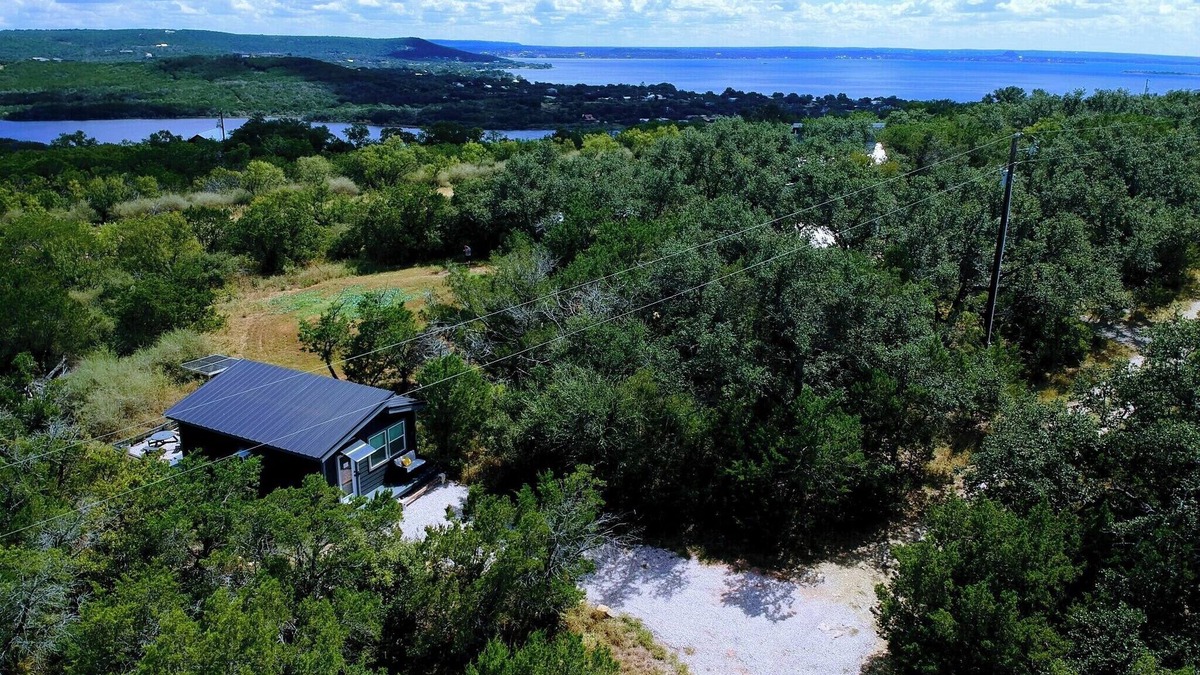 Burnet Cabin | Gamer's Off-Grid & Secluded Getaway, Pets ALLOWED