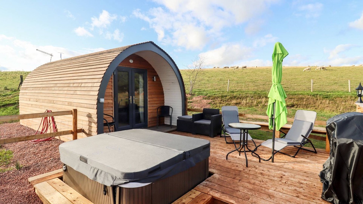 Upper Sapey Cottage | GANDER POD, pet friendly, with hot tub in Clifton Upon Teme