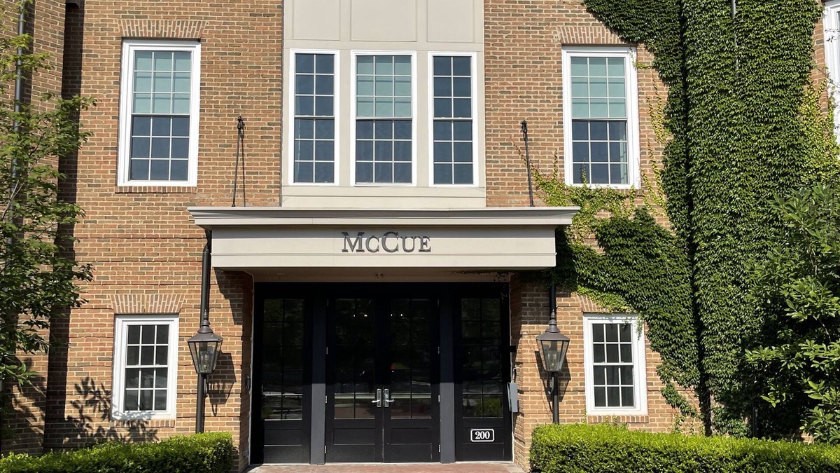 New Albany Apartment | Garage included! Upscale New Albany location.