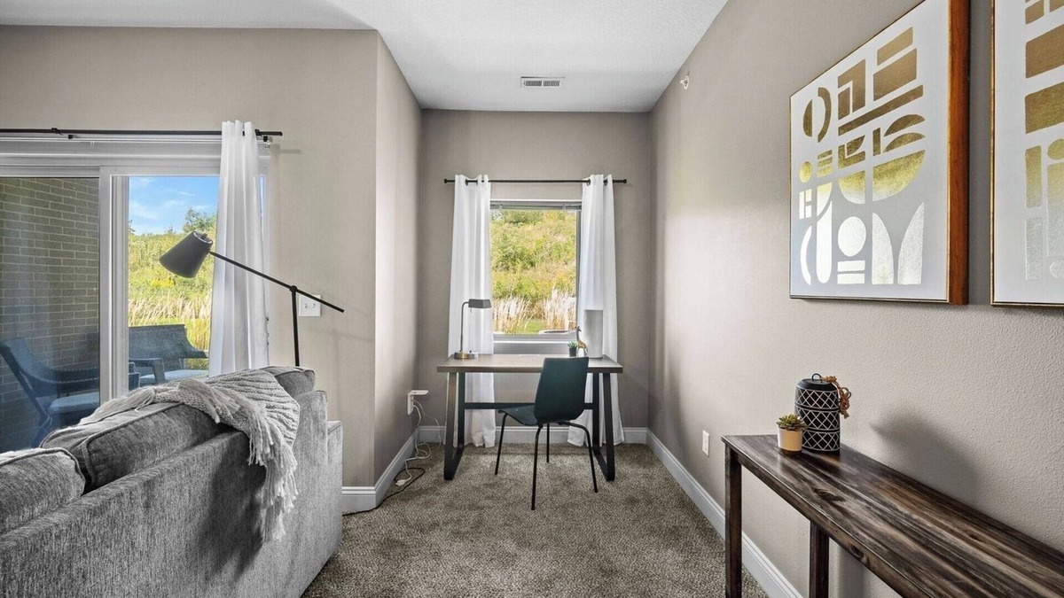 West Des Moines Apartment | Garage Included | King Bed | First Floor | Gym