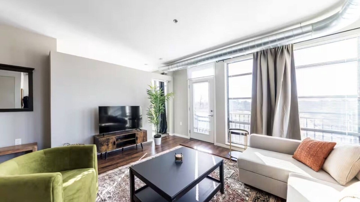 DeBaliviere Place Apartment | Garage Parking Cozy Central West End Condo