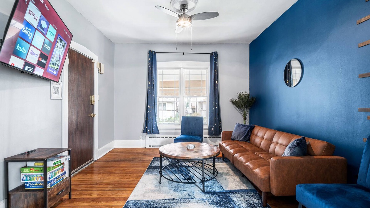 Oak Park Apartment | Garage Parking+King bed+Peaceful+Comfy+Fast WIFI+FirePit+15 mins 2 DT Chicago
