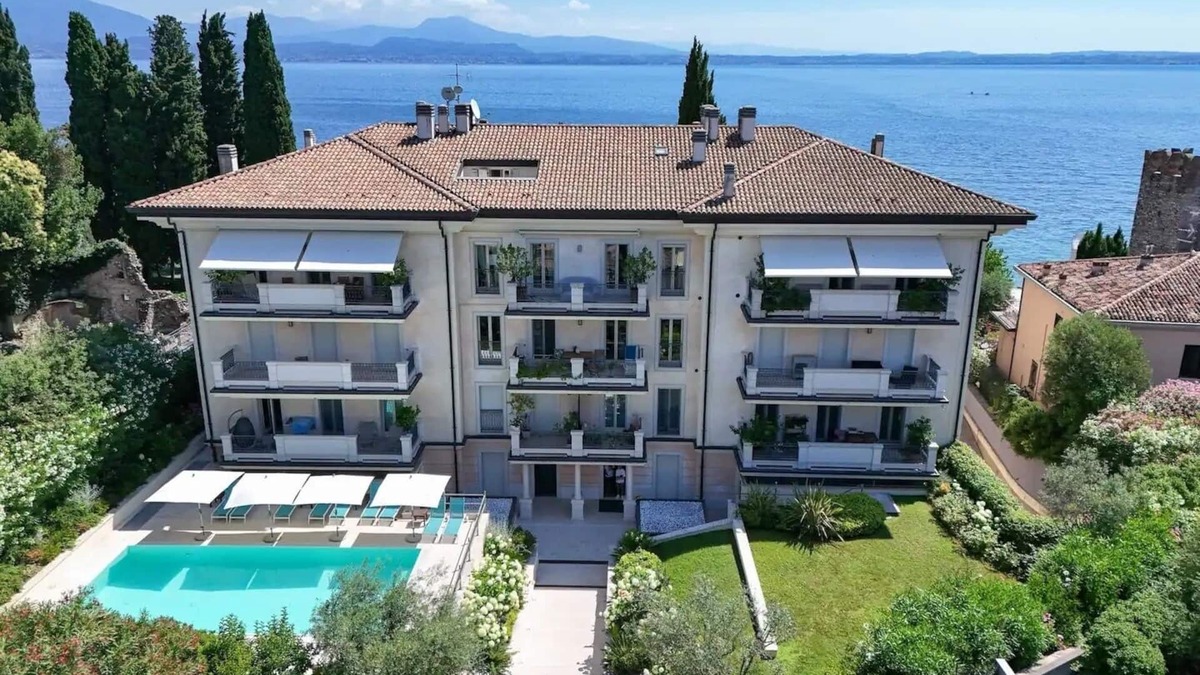 Sirmione Old Town Apartment | Garda Amore: Luxury Suite with Lake View in Sirmione Historic Center