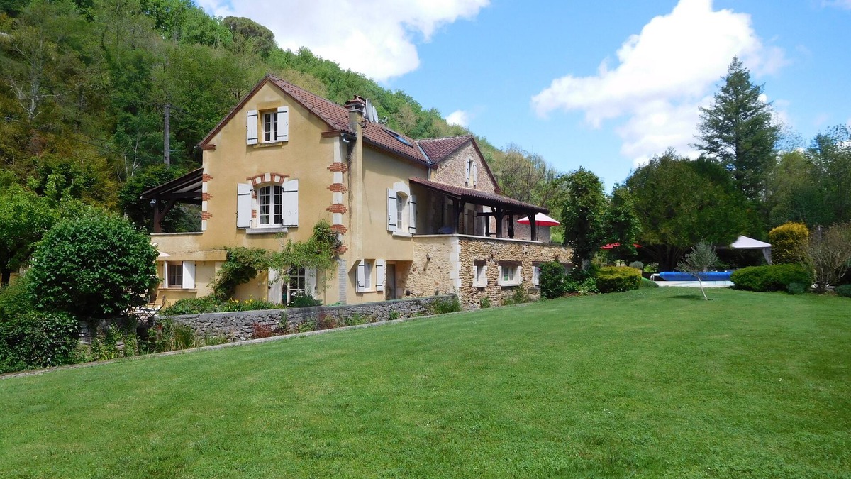 Sauveterre-la-Lemance Apartment | Garden Apartment with private Grounds and Pool