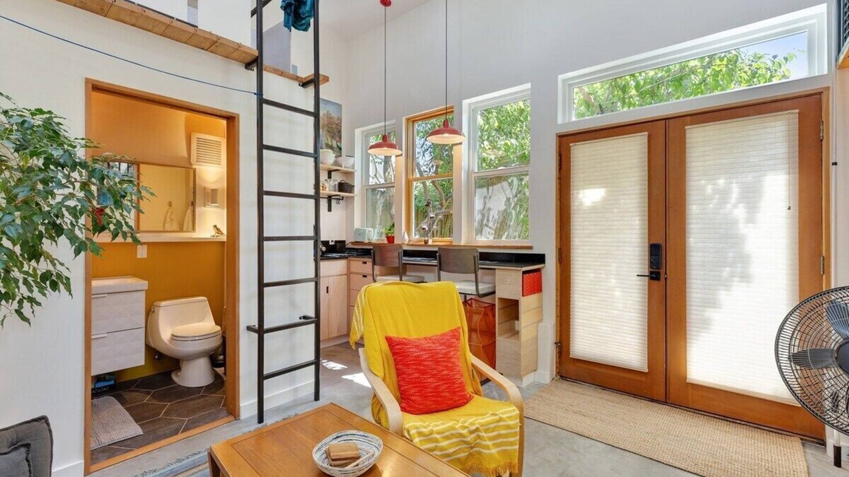 Miller Park Apartment | Garden Artist Loft Studio