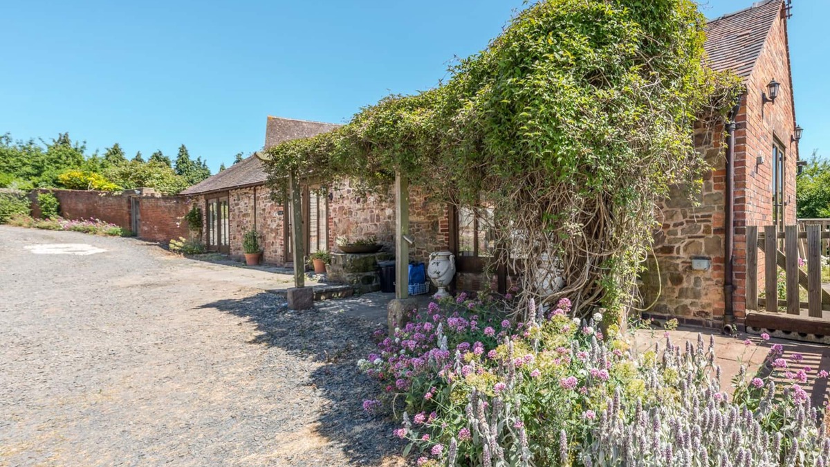 Billingsley Cottage | GARDEN BARN, pet friendly, character holiday cottage in Billingsley