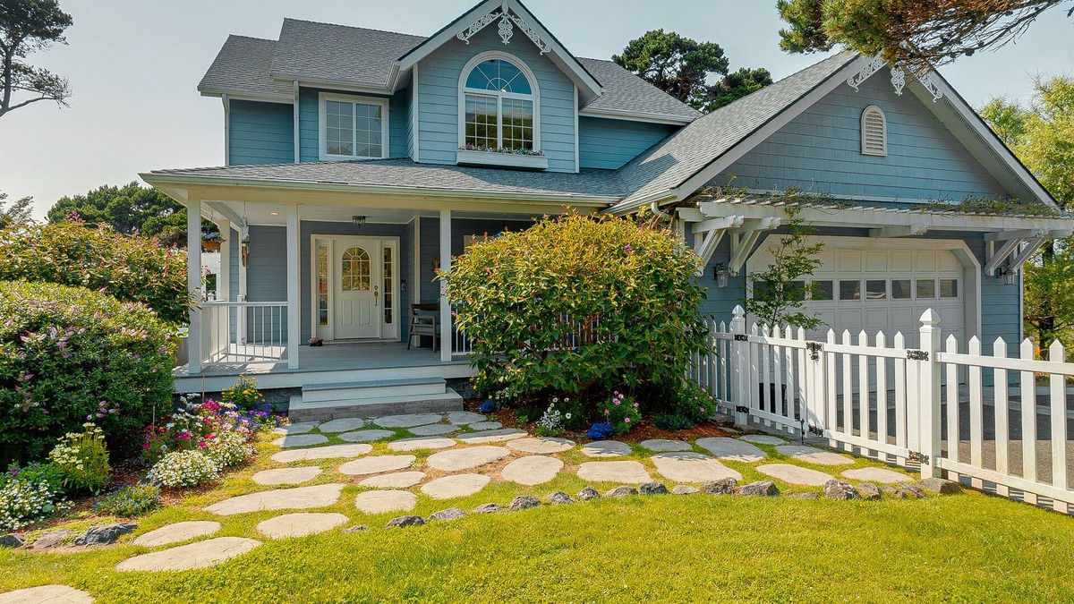 Gold Beach House | Garden by the Sea- Walk to the Beach/SPA/Sleeps 8