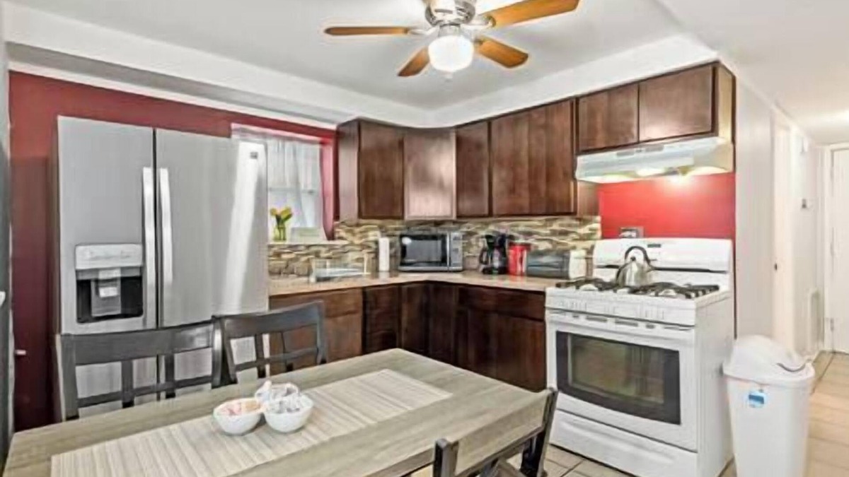 River Forest Apartment | Garden Condo W/Desk and free kids toys