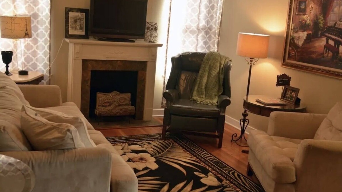 West Monroe Cottage | Garden Cottage in the city. Pet friendly!