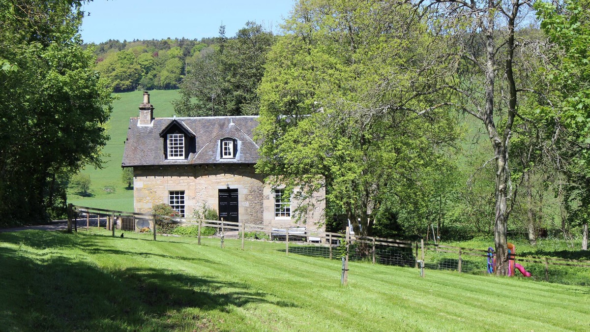 Cupar Cottage | GARDEN COTTAGE, near St Andrews. Glorious country location.