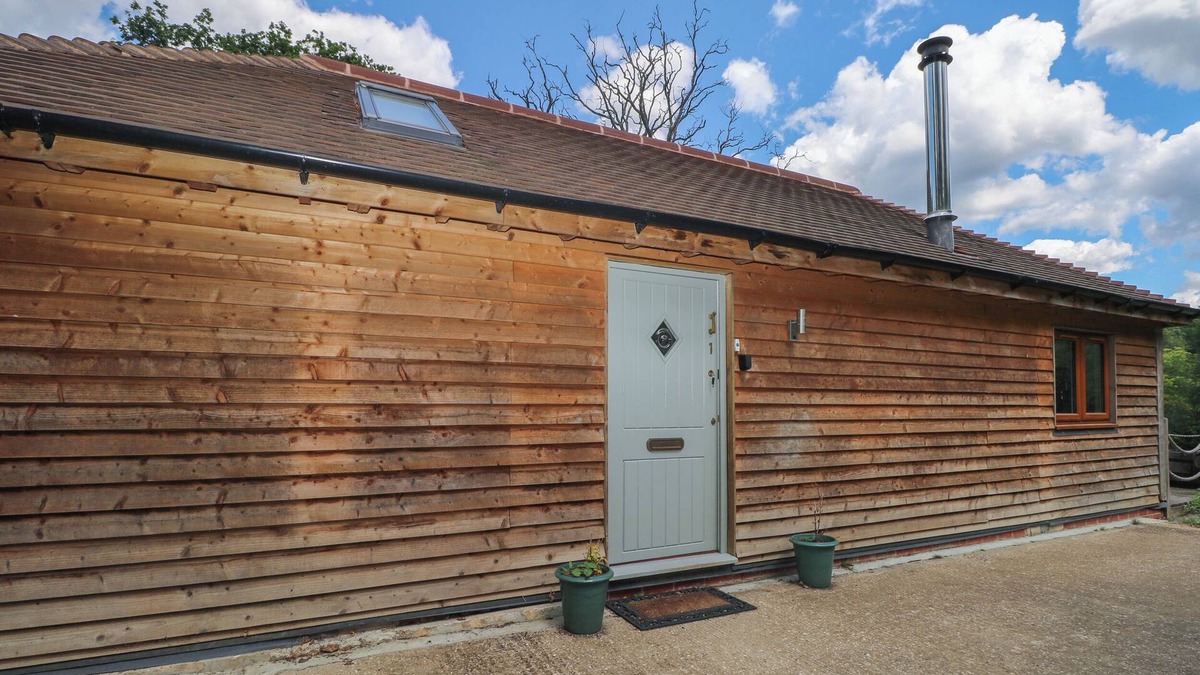 Farnham Cottage | GARDEN COTTAGE, pet friendly, character holiday cottage in Farnham
