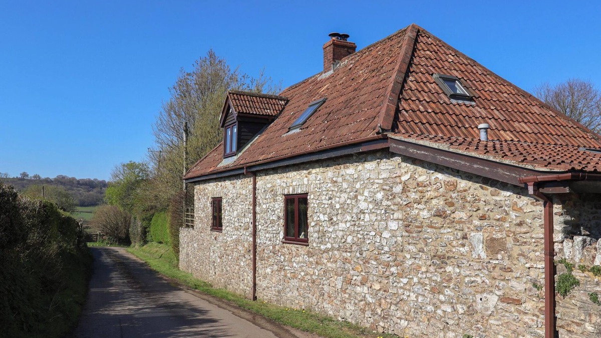 Honiton Cottage | GARDEN COTTAGE, pet friendly, with open fire in Upottery