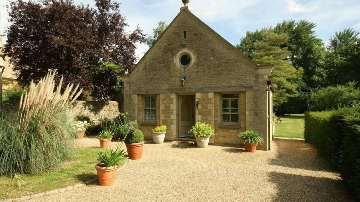 Black Bourton Cottage | GARDEN COTTAGE, romantic, character holiday cottage in Black Bourton
