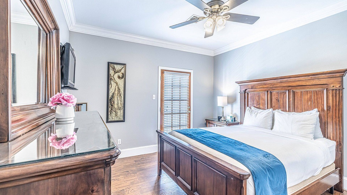 Faubourg Livaudais House | Garden District 2BR Townhouse w/Gated Parking