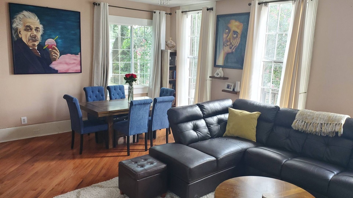 Faubourg Delassize Apartment | Garden District apartment 1/2 block from parade route/historic St Charles Ave