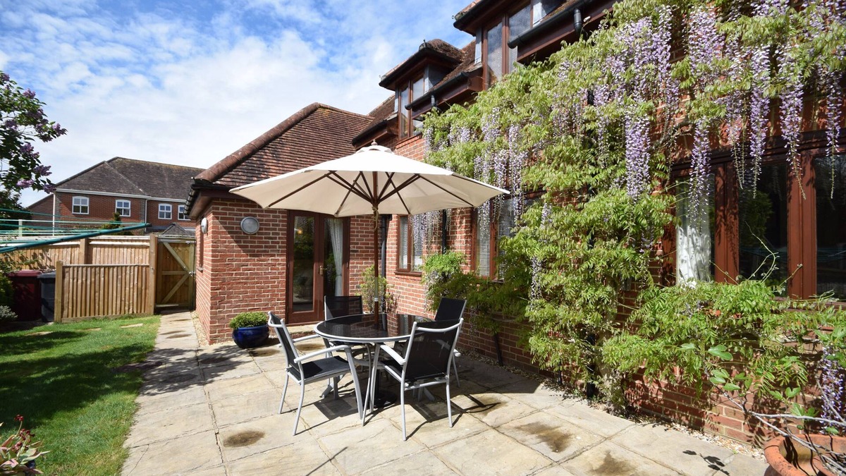 Tangmere Apartment | Garden Flat - comfortable cottage for two close to Chichester and Goodwood