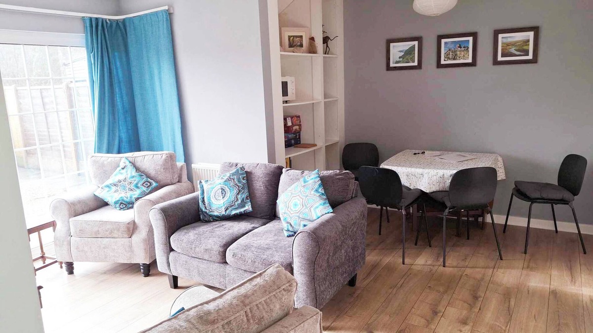 Christchurch Apartment | Garden flat, dog friendly, sleeps 3/4, enclosed garden, parking, level access
