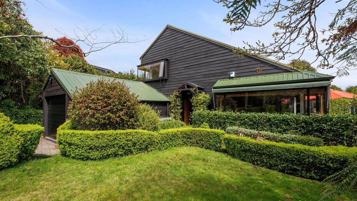 Waipahihi House | Garden Grove - Taupō Holiday Home