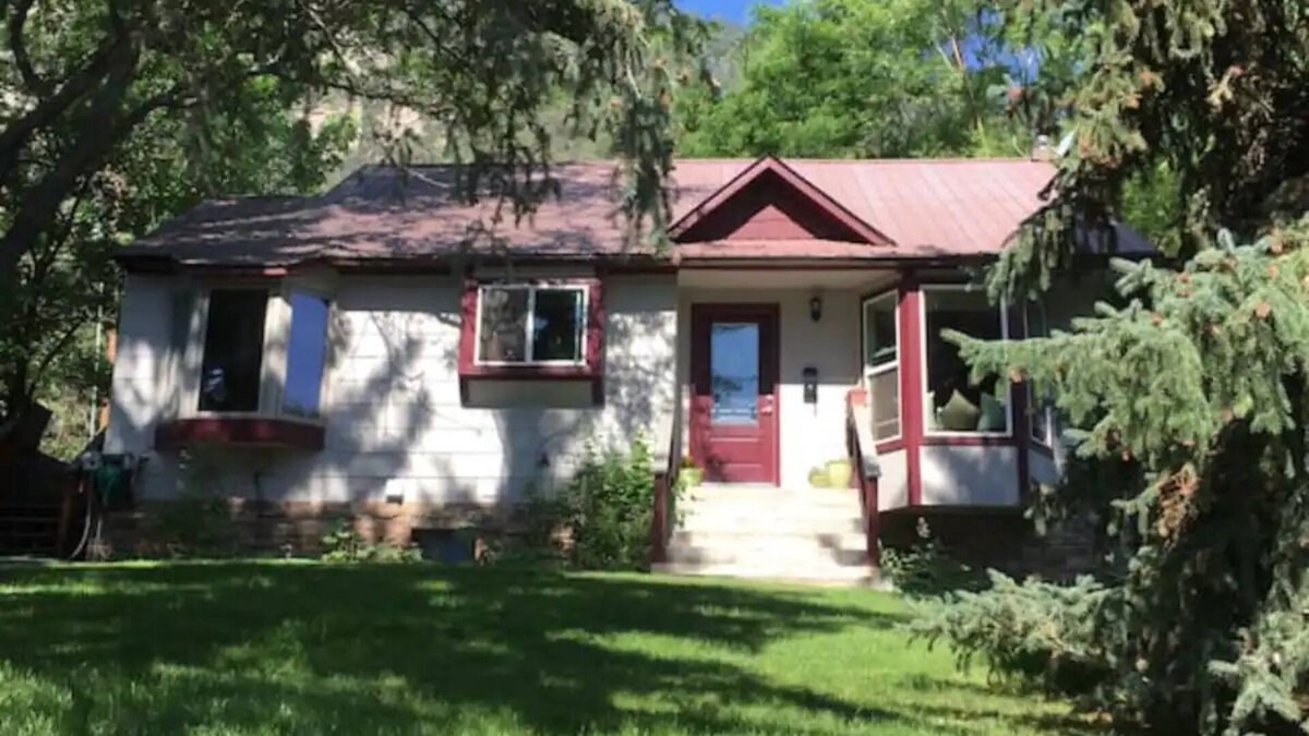 Durango House | Garden Home, private and spacious with hot tub, only 5 minutes to city center