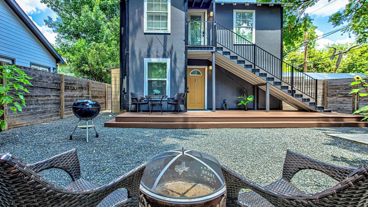 East Cesar Chavez House | Garden Home | Walkable to East Austin Eateries