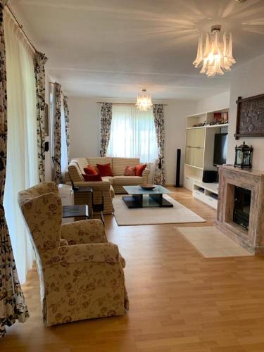 Karlovy Vary Villa | Garden home with pool access
