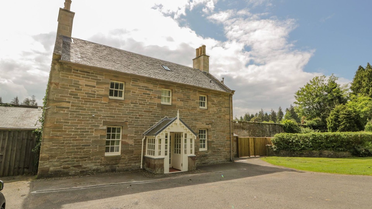 Kirkmichael Cottage | GARDEN HOUSE - CULZEAN CASTLE, family friendly in Maybole