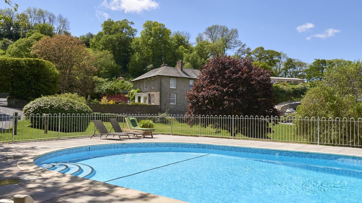 Totnes Cottage | GARDEN HOUSE, family friendly, with pool in Cornworthy