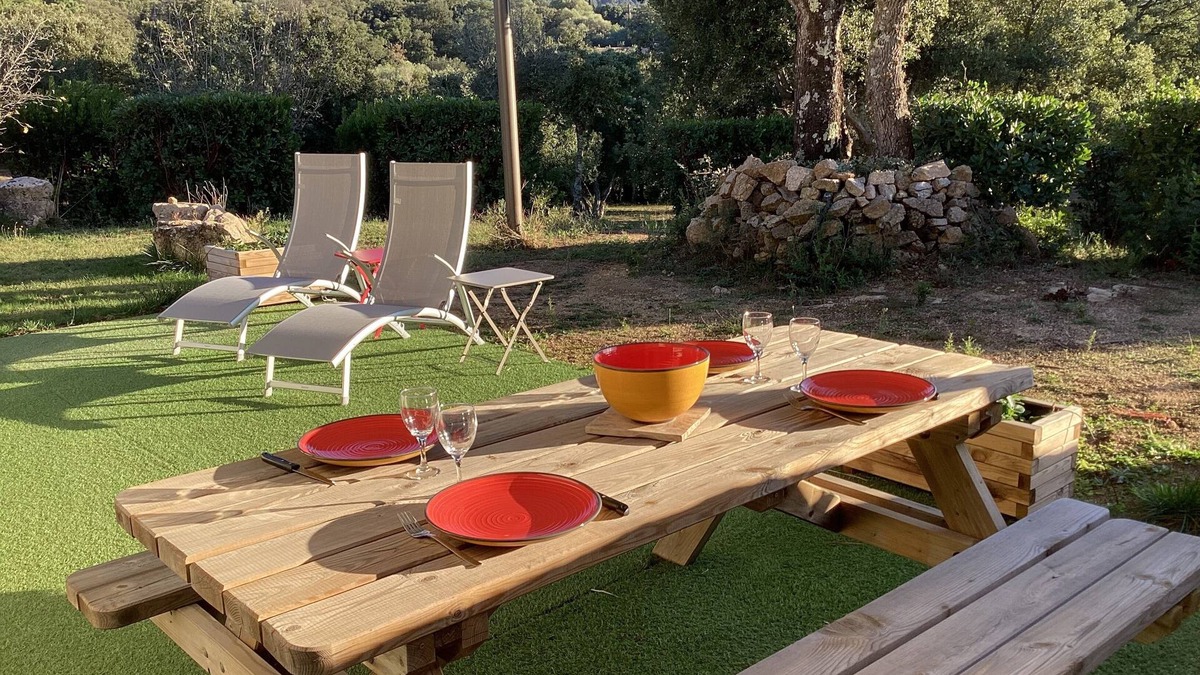 Lecci Apartment | Garden level between Sea and Mountain