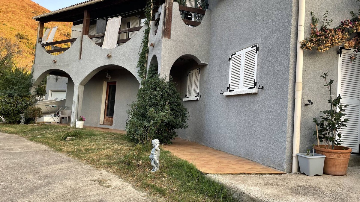 Mezzavia House | Garden level