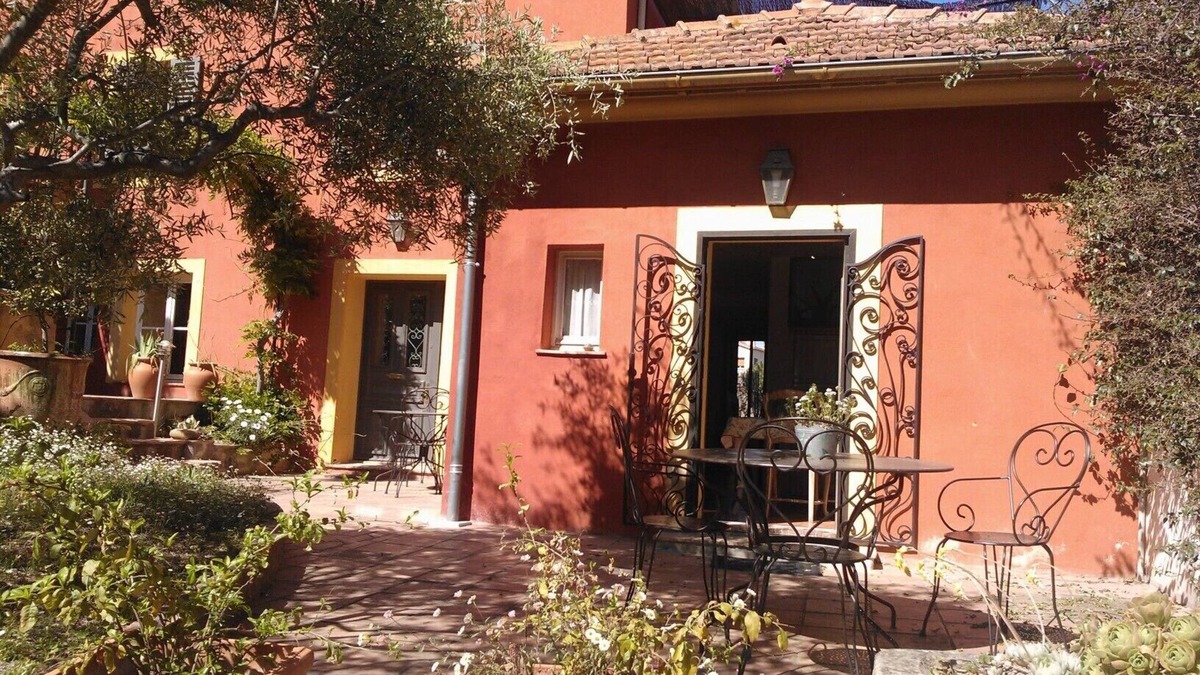 Villeneuve-Loubet House | Garden level in traditional charming house