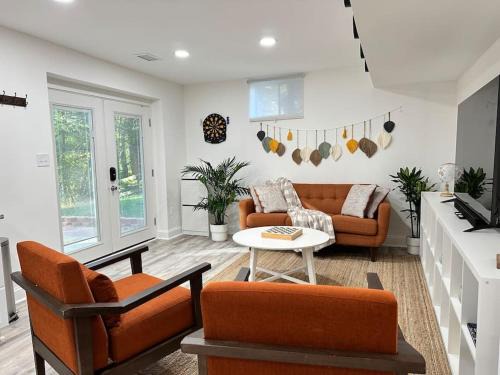 Colesville Apartment | Garden's Grace: Whispers