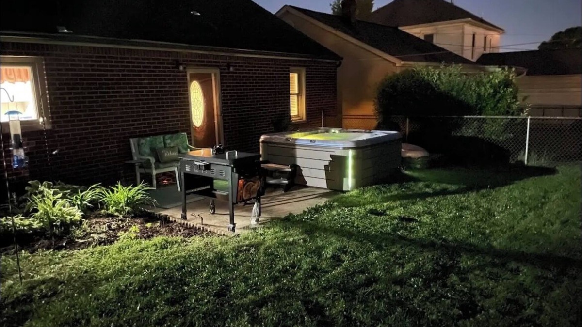 Zanesville House | Garden Spa Home with King Size Bed & Hot Tub