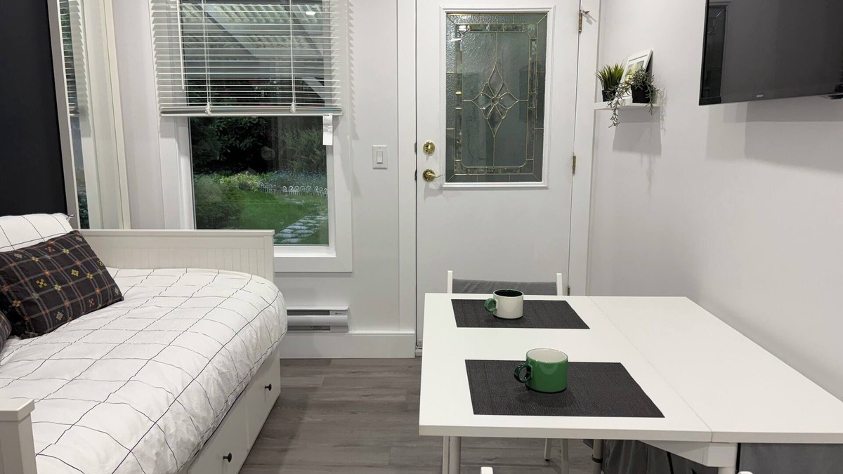Richmond House | Garden Suite 1BR/1BA Near YVR & Ferries Private Entrance Self Check-In