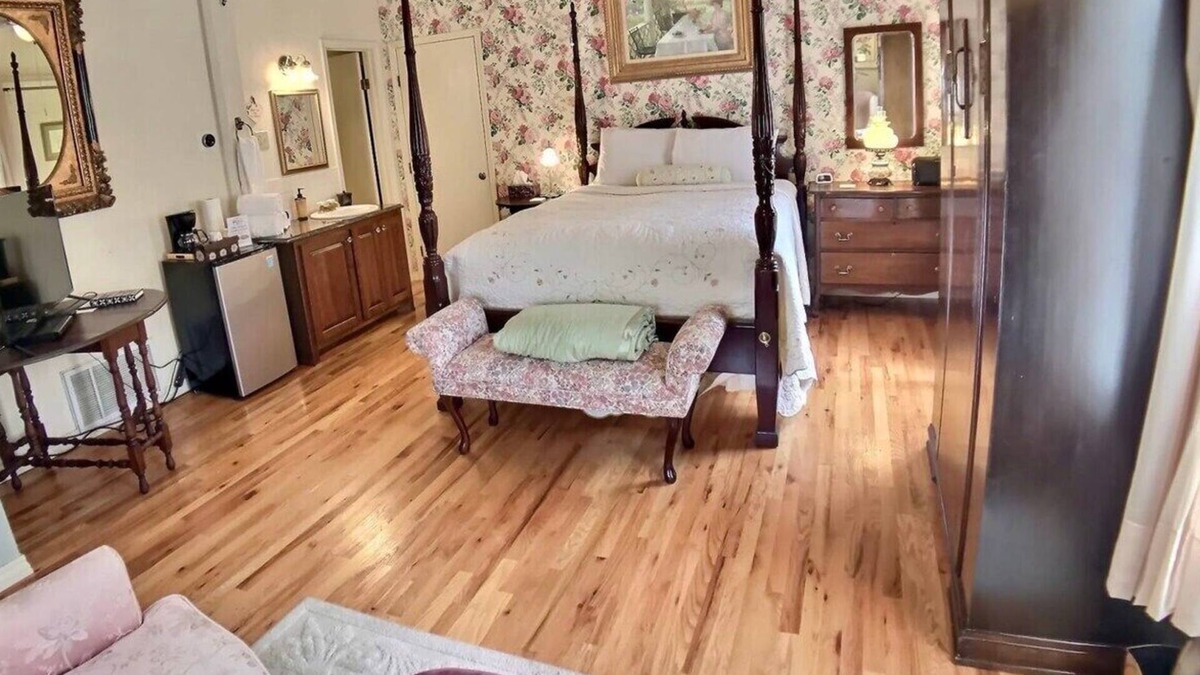 Eureka Springs Apartment | Garden Suite + Flat walk to Downtown + Parking